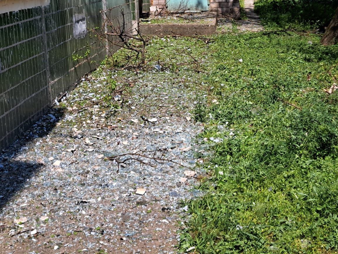 Земля всіяна уламками скла