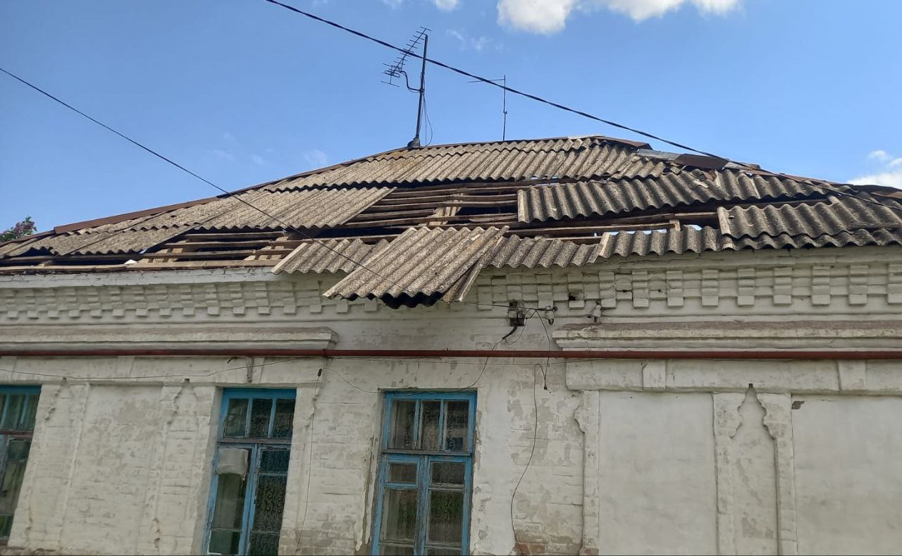 У приватному будинку понівечений дах