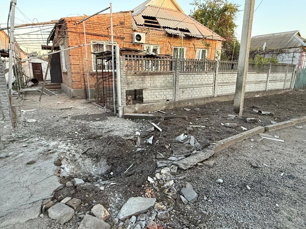 Подвір'я у Нікополі в руїнах після ворожого удару