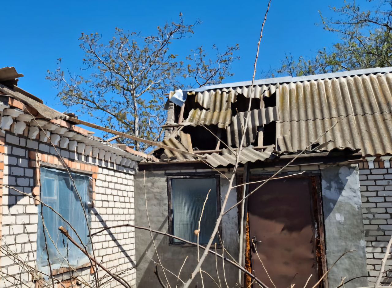 На даху господарської споруди потрощений шифер