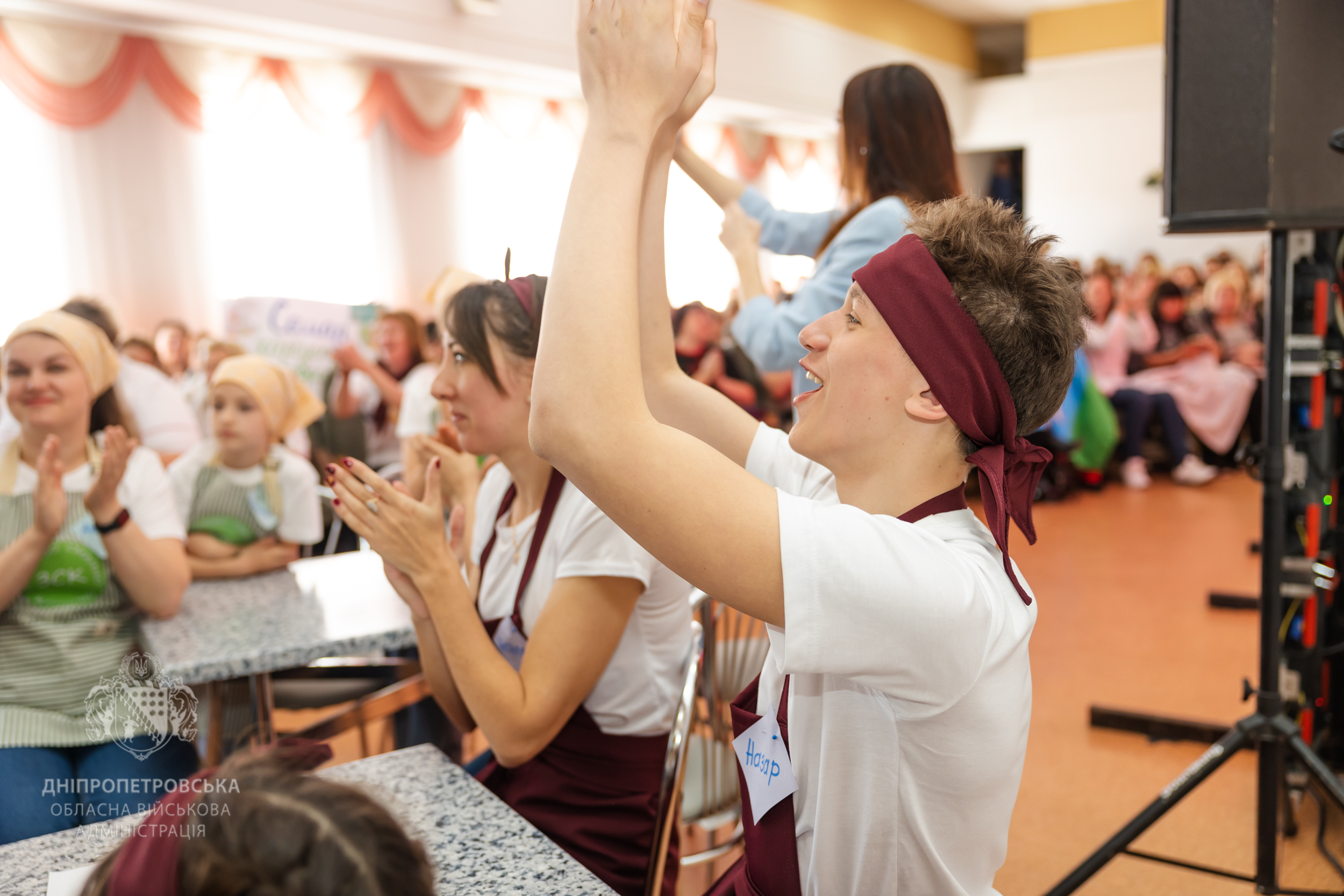 Команди радіють правильній відповіді у конкурсі 