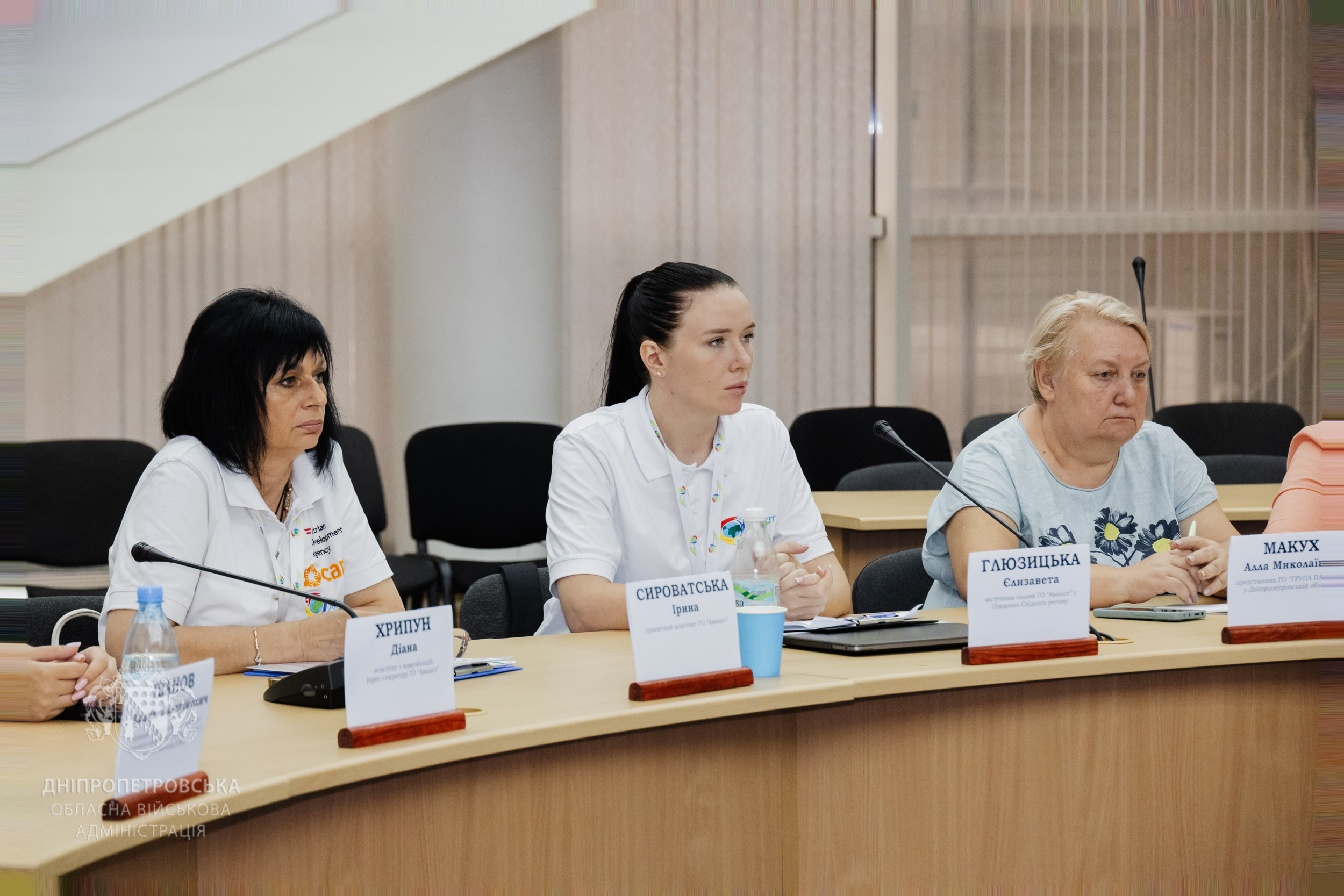 Учасники слухають спікера 