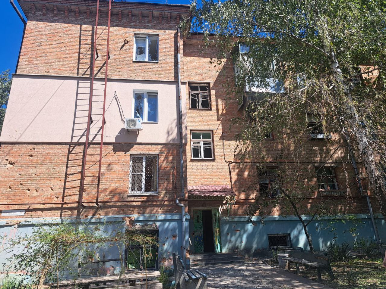 Пошкоджений багатоквартирний будинок
