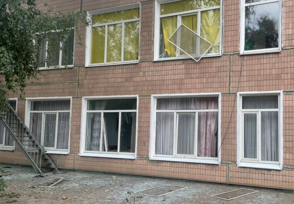 Вибиті вікна у будівлі 