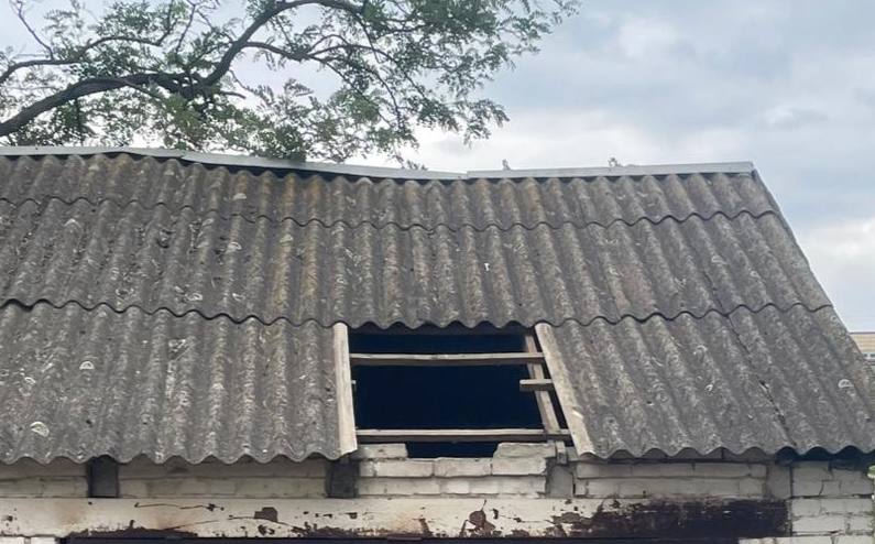 Через ворожу атаку пошкоджений дах будівлі 