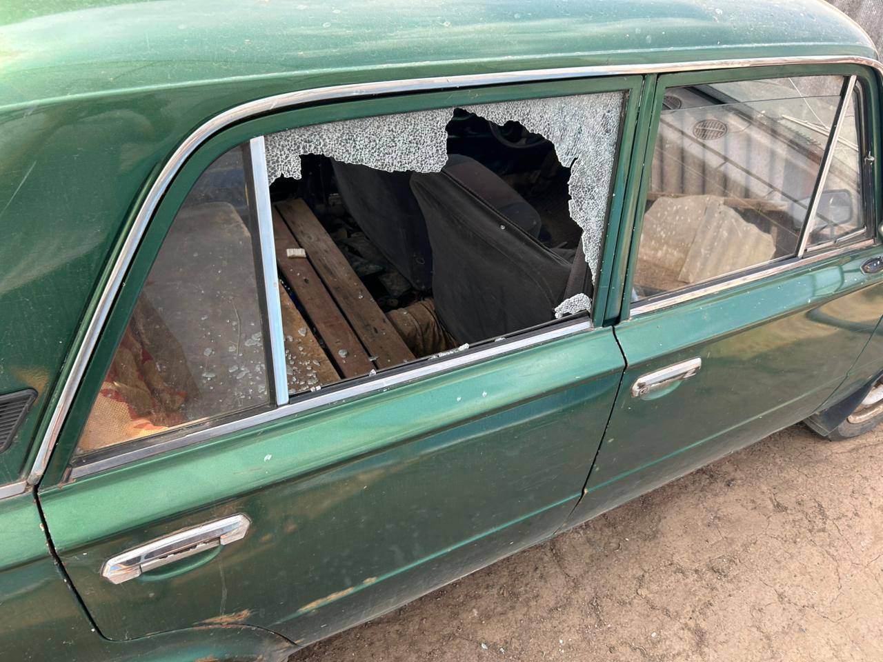 Потрощена легкова автівка