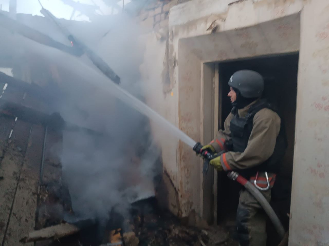 Рятувальник приборкує вогонь в оселі 
