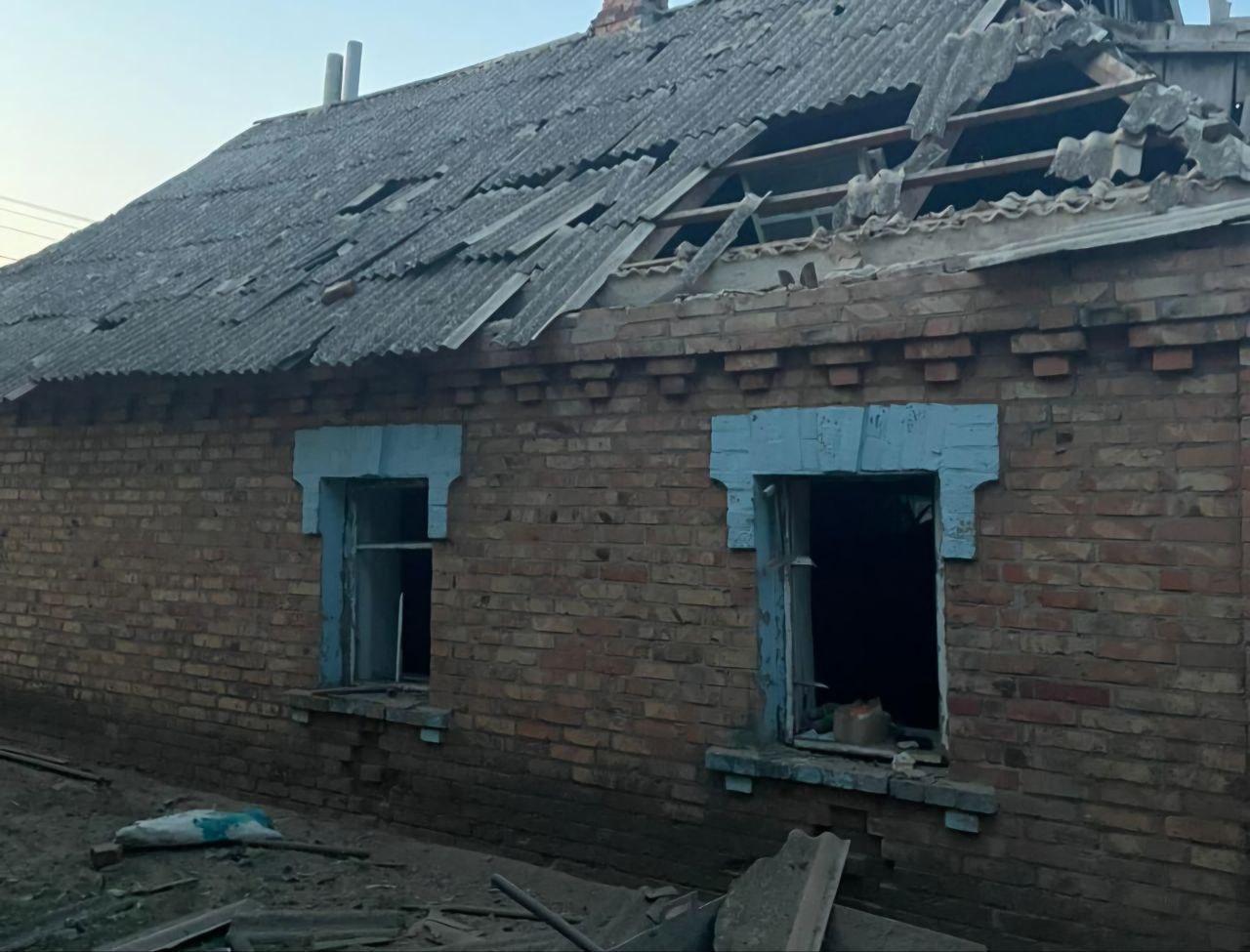У хаті понівечені дах та вікна 