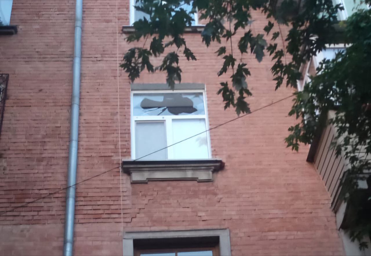 У гуртожитку розбите вікно