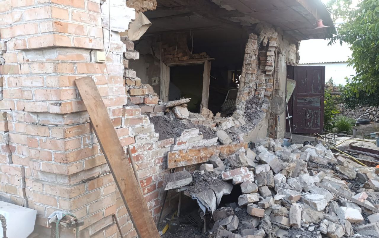 У хаті пробита стіна