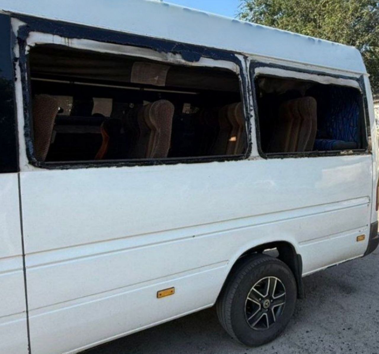 Машина без вікон після одного з обстрілів. 