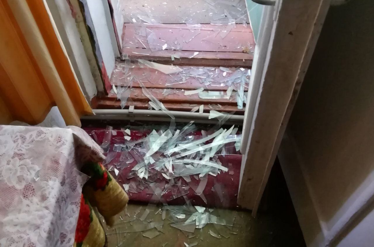 Підлога в кімнаті усіяна склом