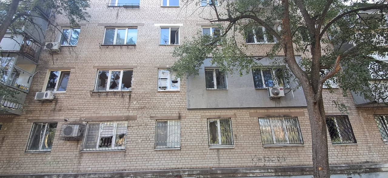 Вибиті шибки у багатоповерхівці 