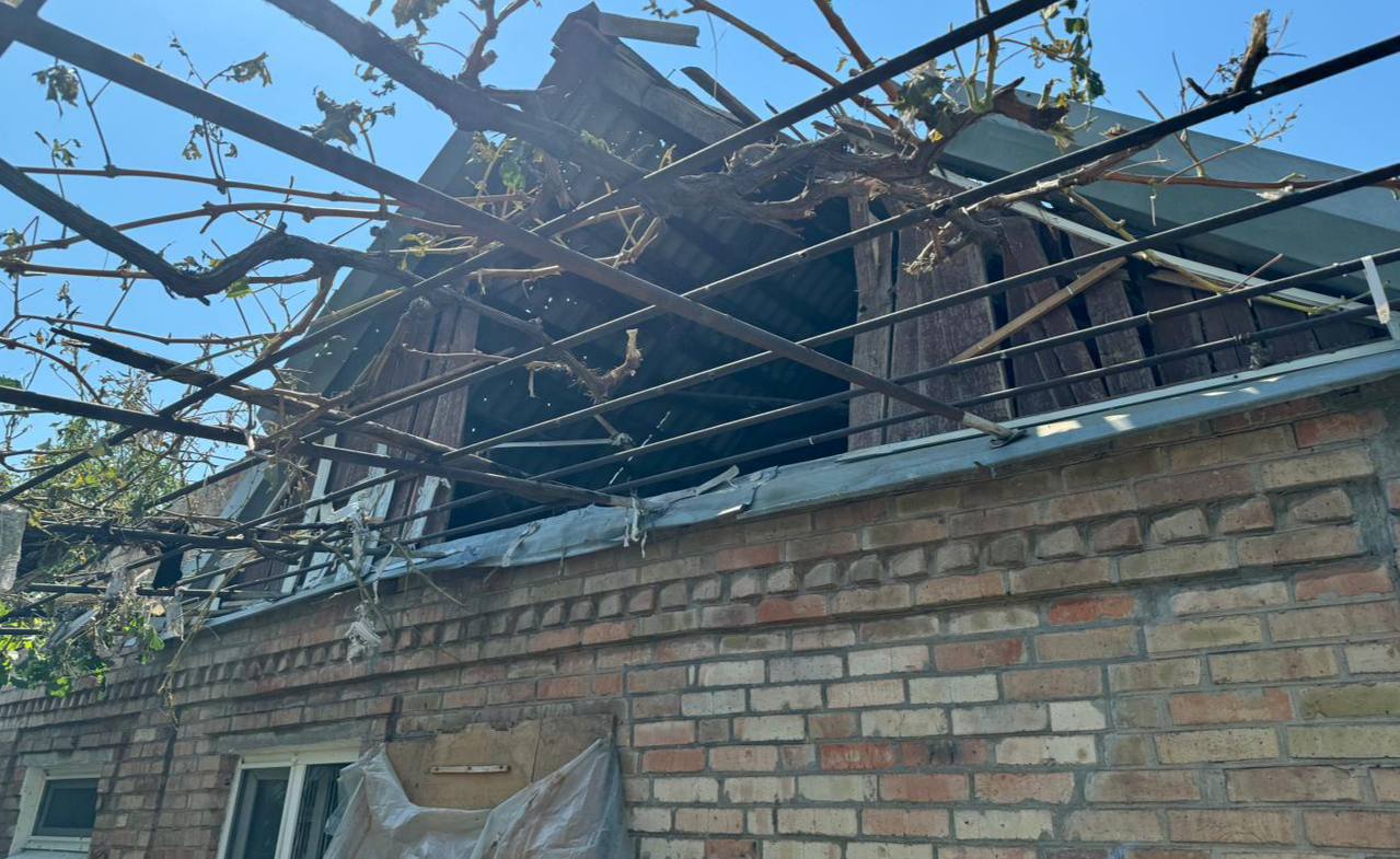 Зруйнований дах будинку