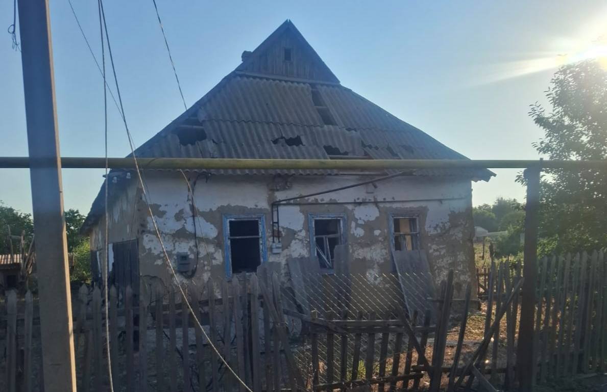 Будинок з пошкодженою покрівлею і вікнами