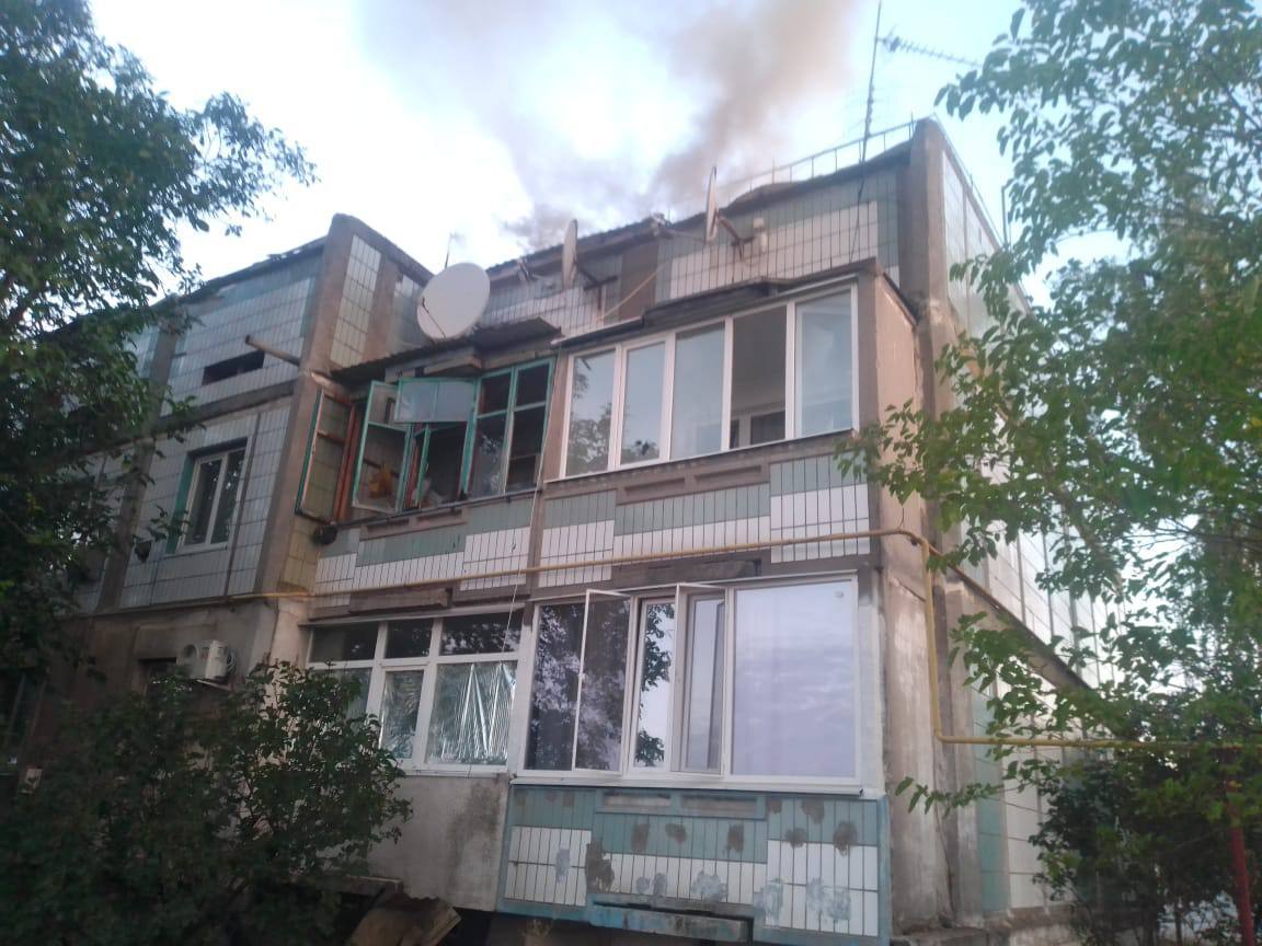 Потрощений внаслідок ворожого обстрілу багатоквартирний будинок