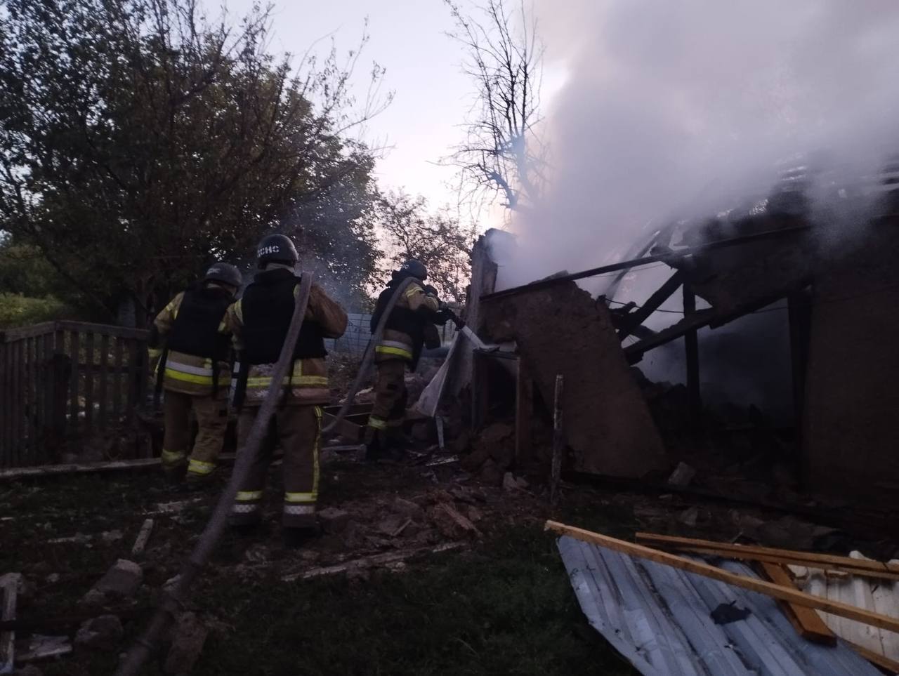 ДСНСники приборкують пожежу на приватному подвір’ї 