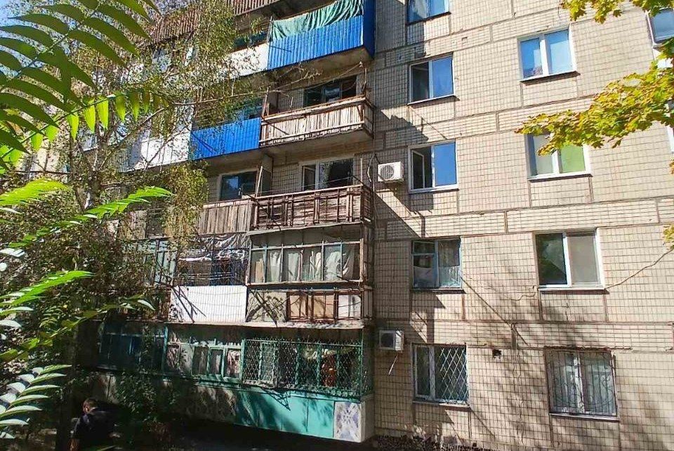 Понівечений багатоквартирний будинок у Марганецькій громаді