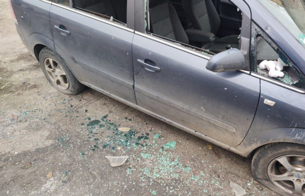 Ще в одній машині потрощені вікна.