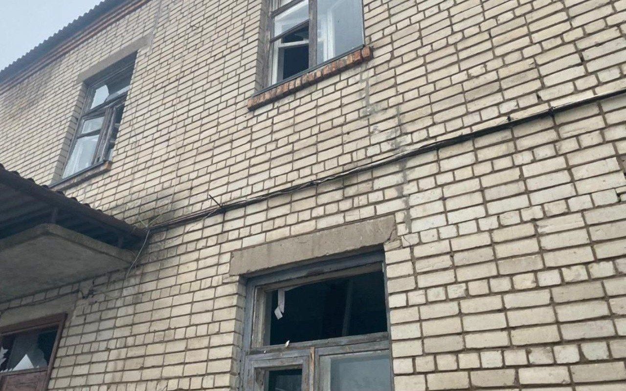 Віконне скло побите також у будівлі, яка не експлуатувалася.