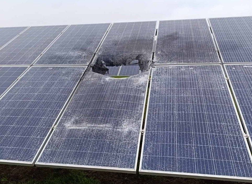 Серед побитого в районі й сонячні панелі.