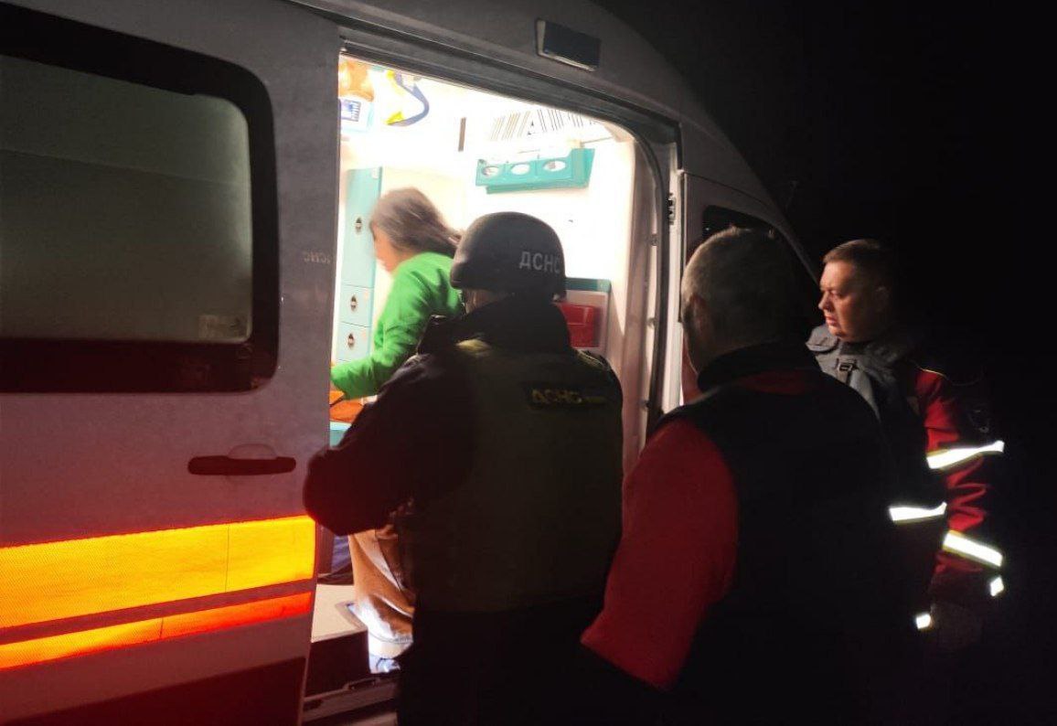 Фахівці ДСНС і медики допомагають постраждалій.