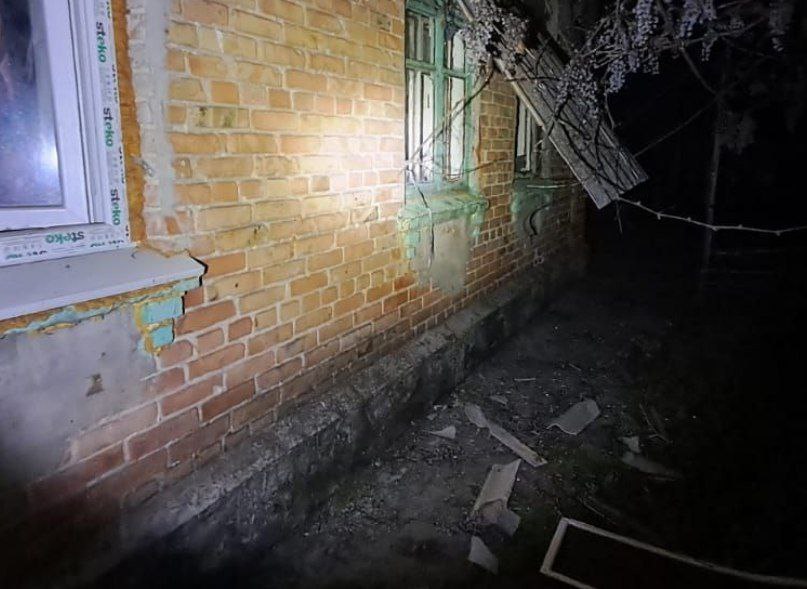 Попід приватним будинком бите віконне скло. 