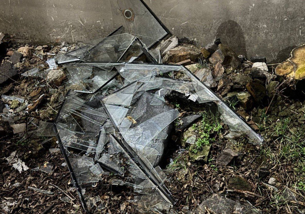 Після ракетної атаки чимало потрощеного скла також у Кривому розі.