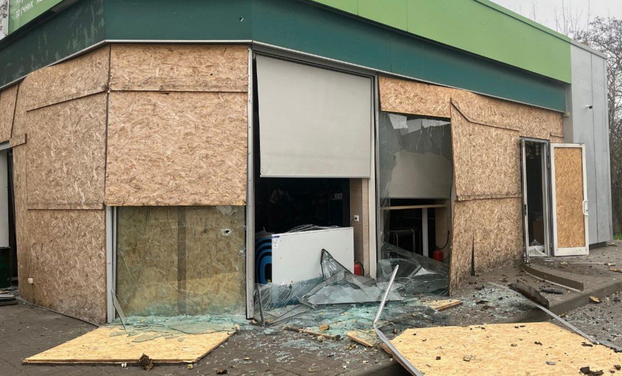 Зруйнований фасад приміщення на АЗС.