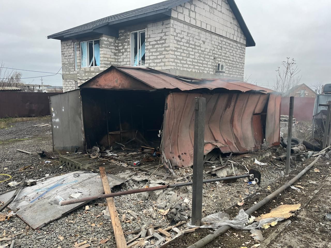 На подвір'ї після обстрілу горів гараж.