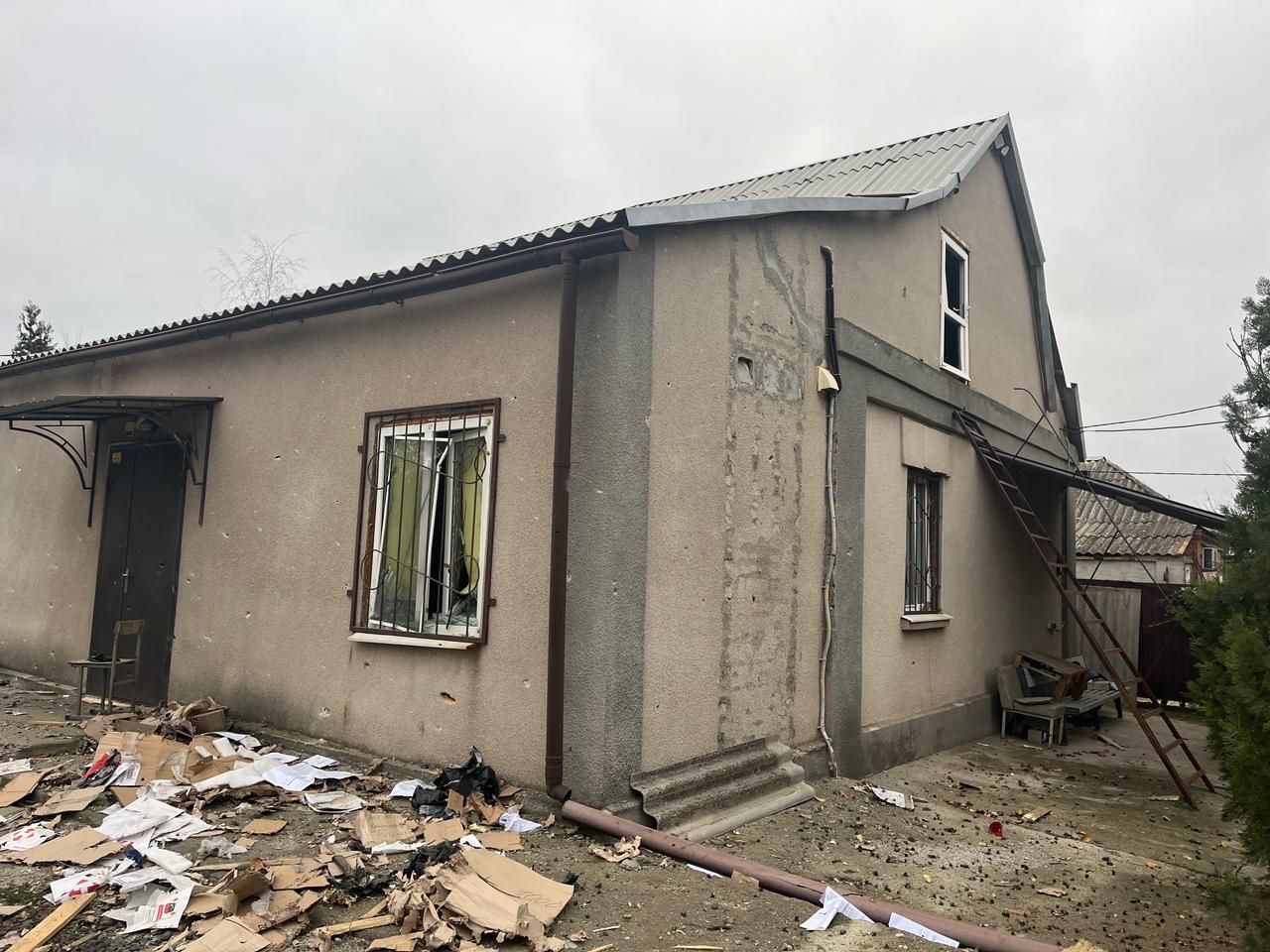 Навколо оселі місцевих все у будівельному смітті.