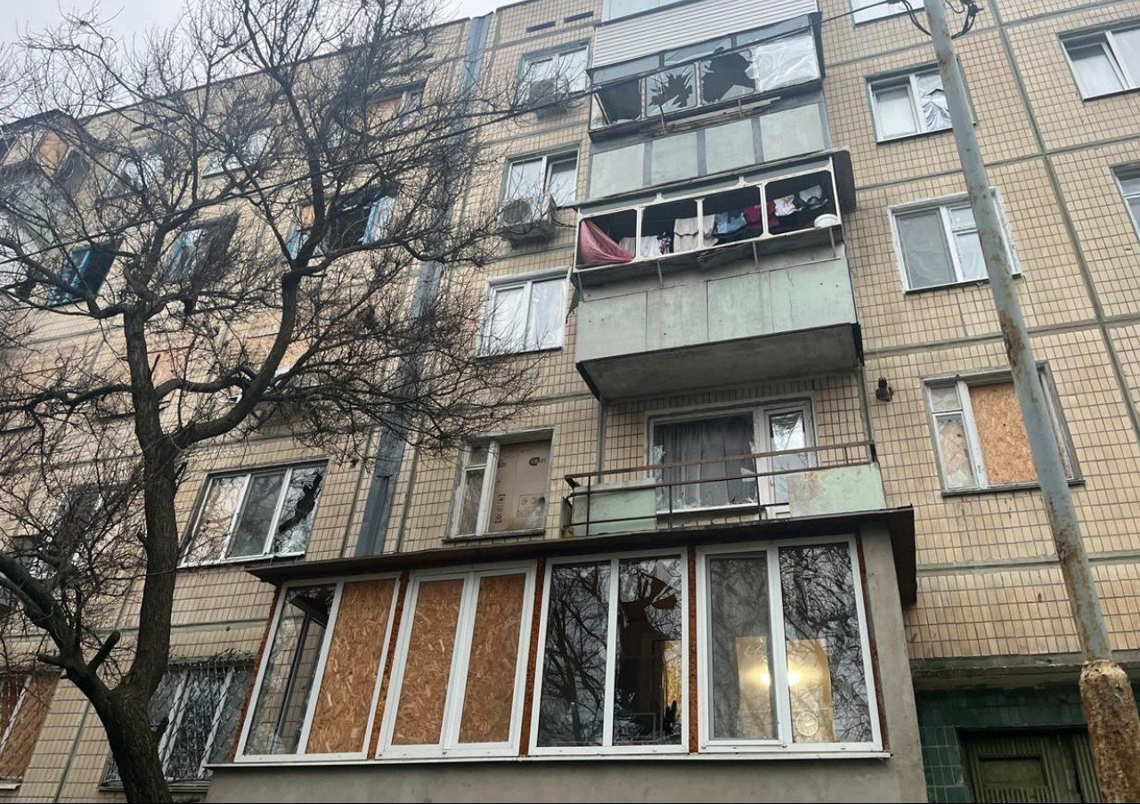 У багатоповерхівці пошкоджені вікна.