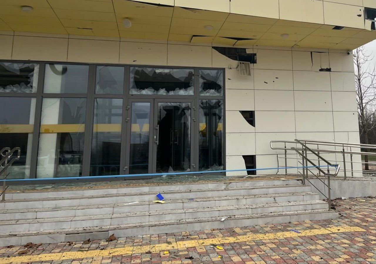 Побите скло також у спортивному закладі.