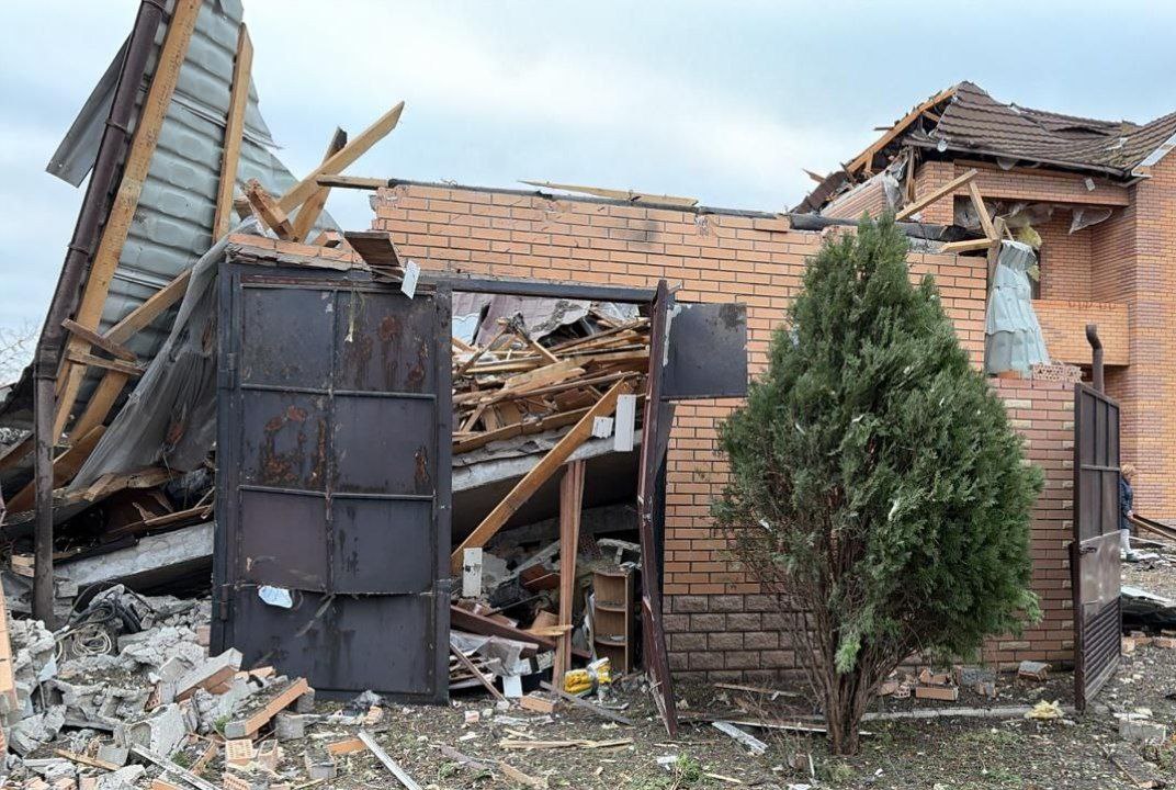 Навколо подвір'я все у будівельному смітті.