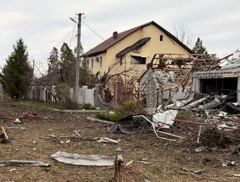 Вулиця приватного сектору у руїнах.