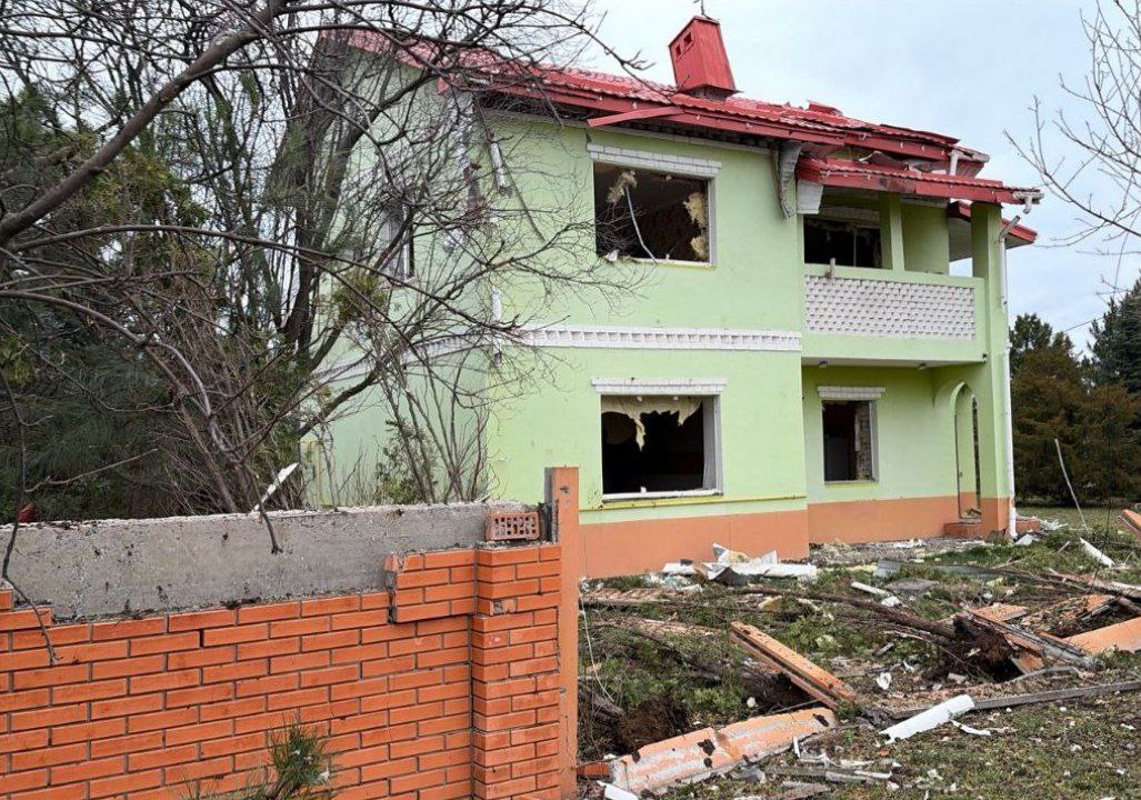 У домі побиті вікна та дах.