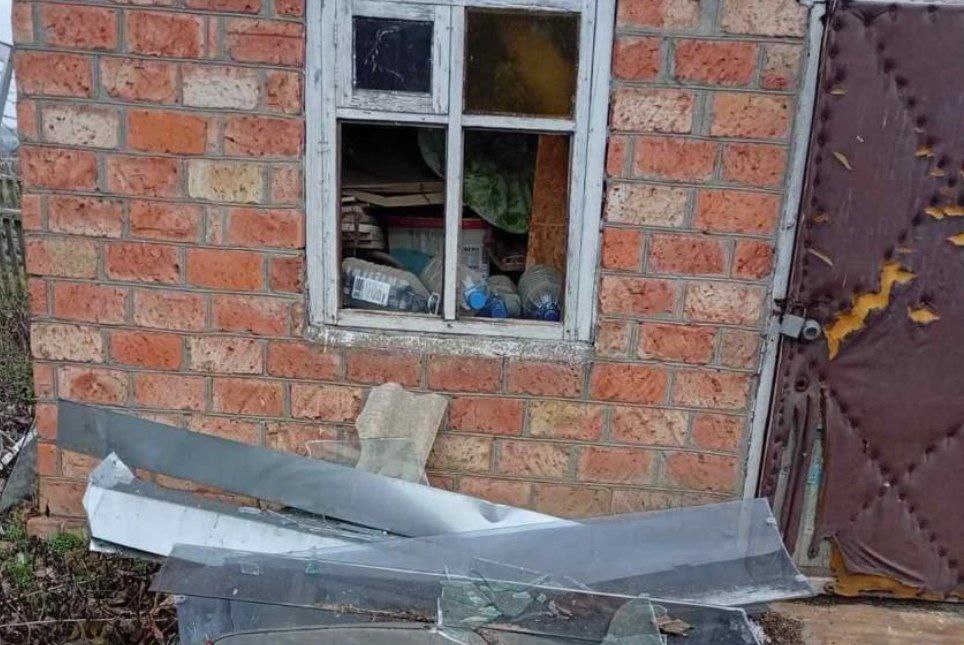 Вибите вікно у господарській споруді.