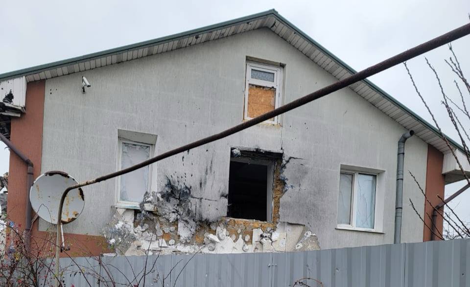 Наслідки ворожого обстрілу на приватному подвір’ї 