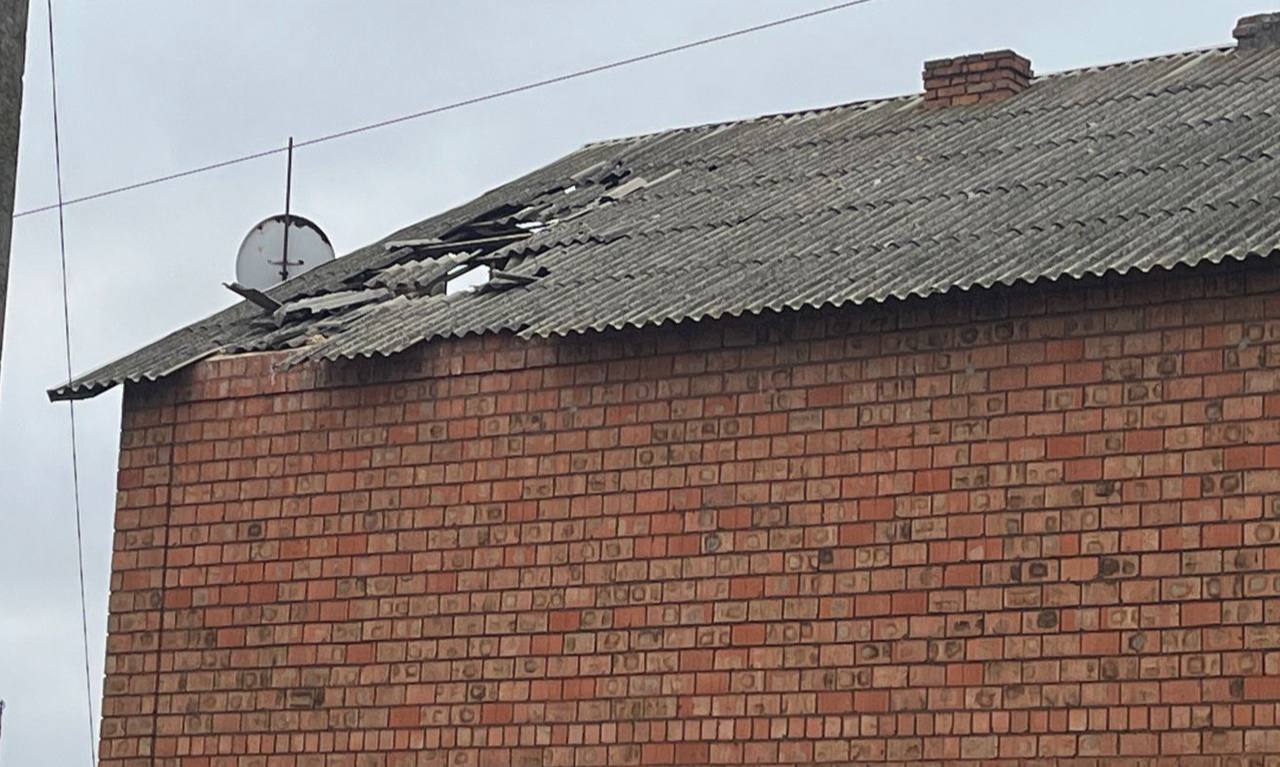 Потрощений дах будинку 