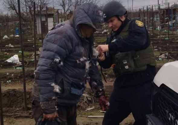 Надзвичайник допомагає постраждалому чоловіку. 