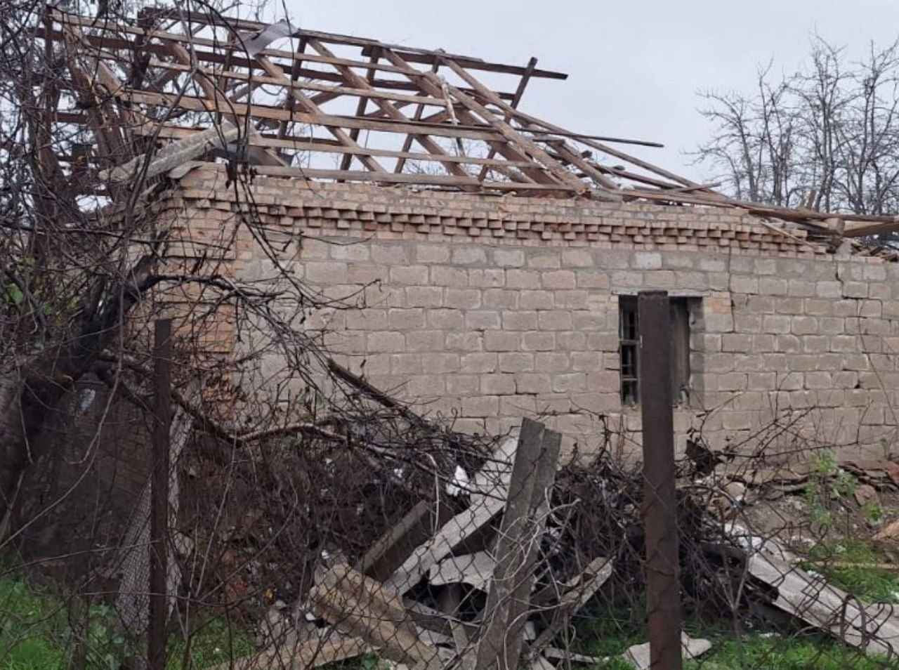 В оселі місцевих від покрівлі залишився лише каркас. 