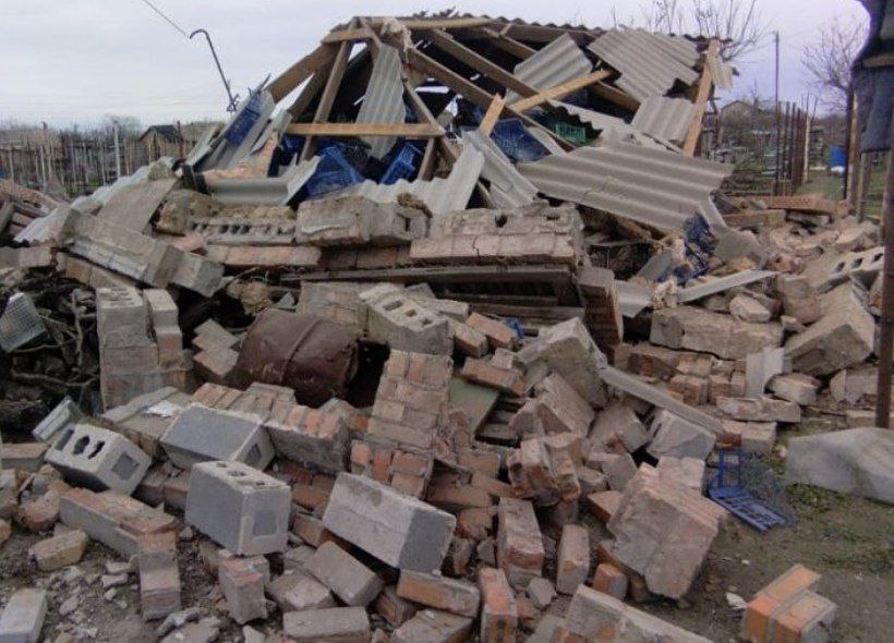 На груду будівельних уламків перетворився дачний дім.