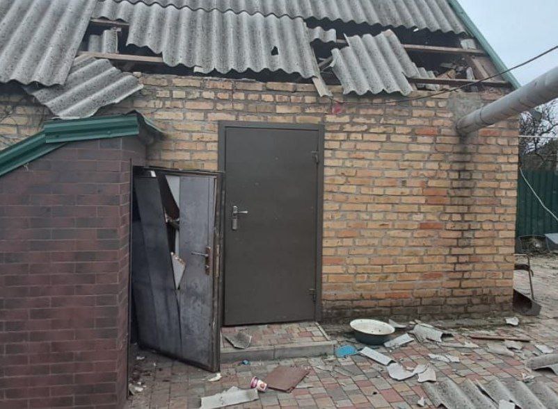 З даху приватного будинку через обстріл посипався шифер. 