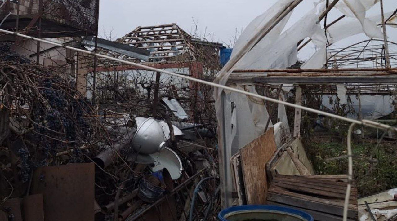 Пошкоджена теплиця.