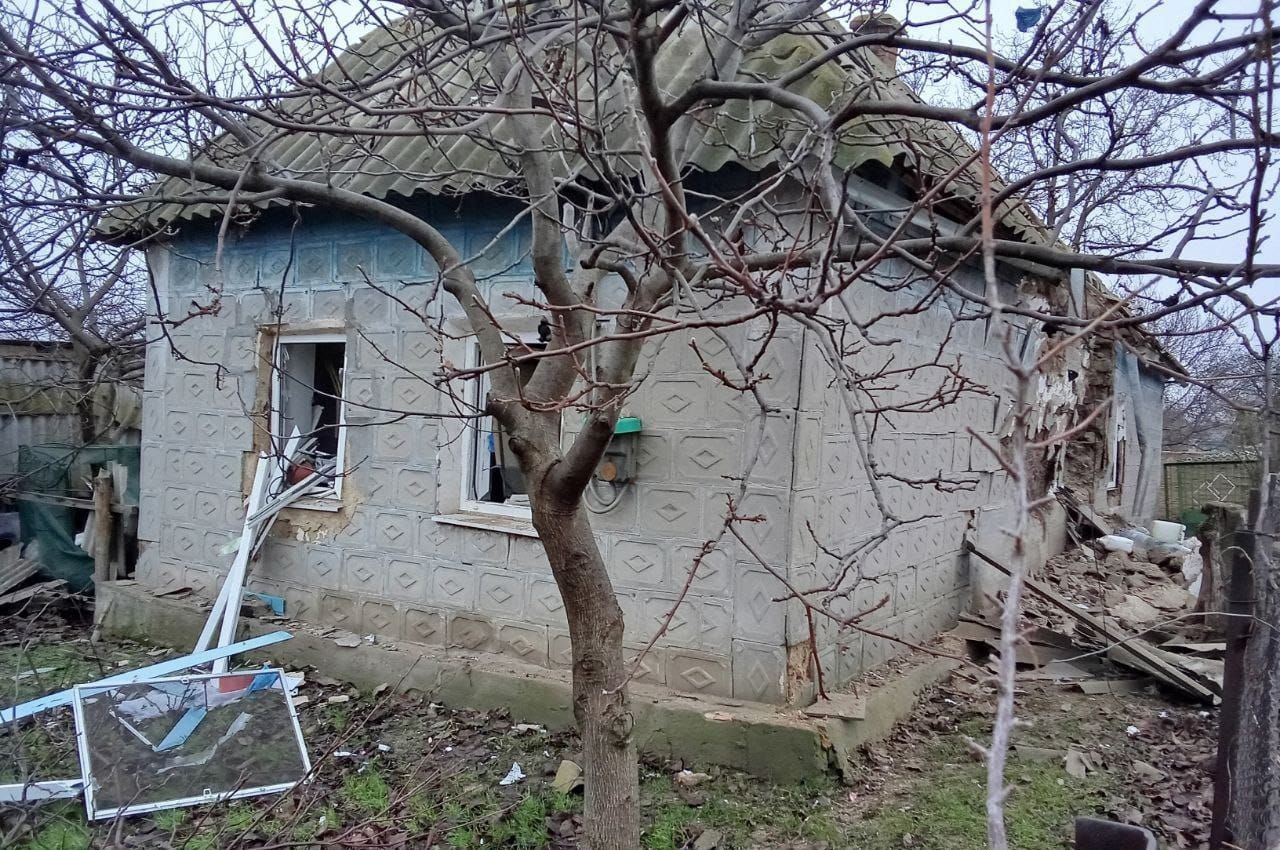 Пошкоджений дах і вибиті вікна у приватному будинку