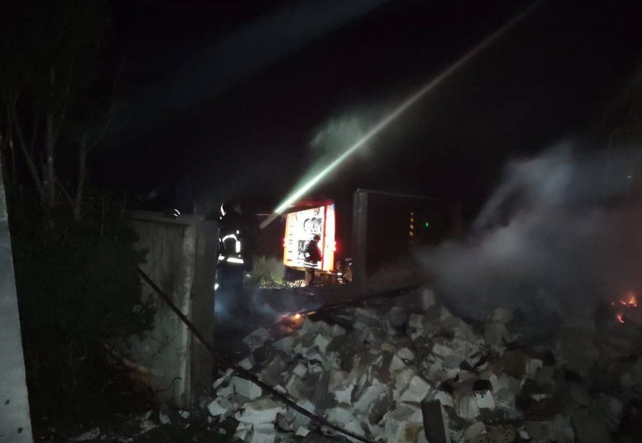 На приватному подвір'ї суцільні руїни.