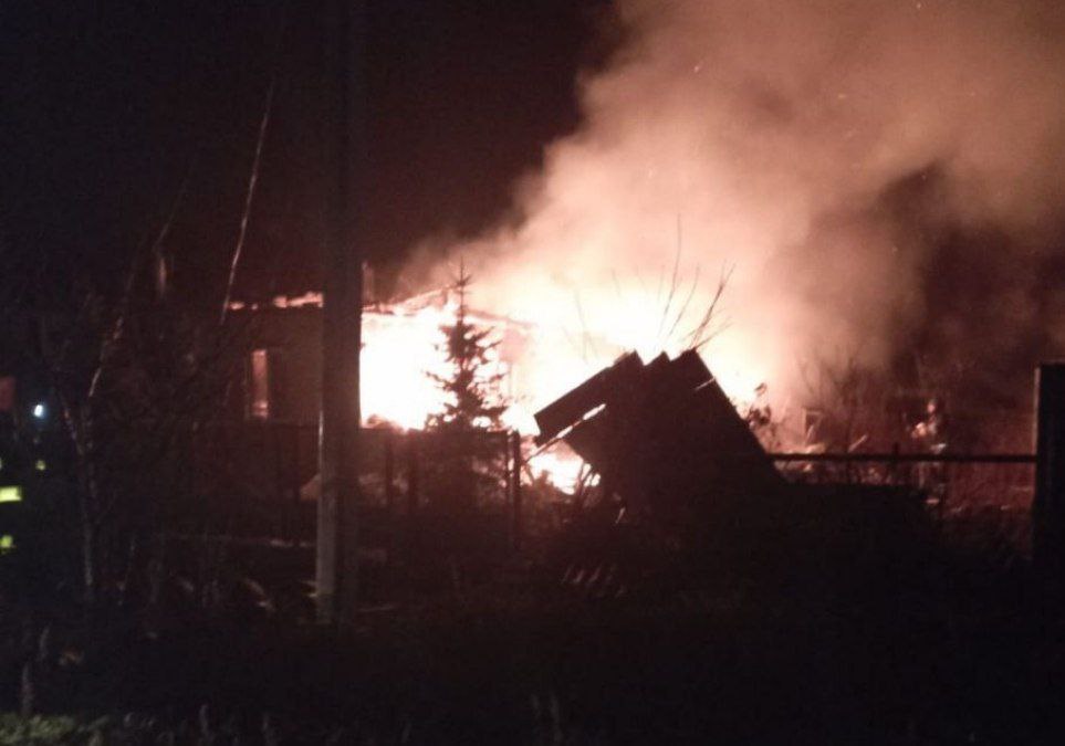 Палає ще один дім місцевих.