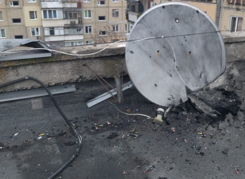 У п'ятиповерхівці пошкоджено дах.