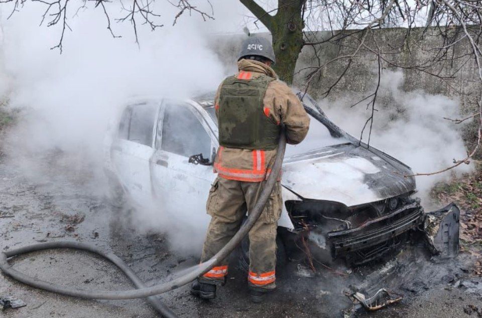 Після атаки горіло авто. Надзвичайник приборкує займання.