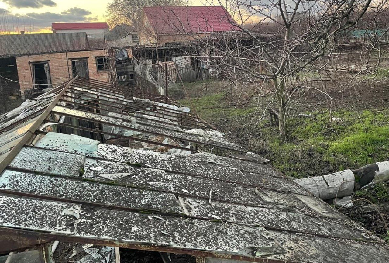 На приватному подвір'ї понівечені споруди. 